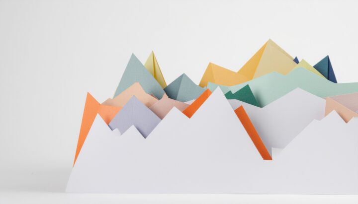 ekonmiska grafer som symboliserar deklaration och siffror